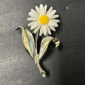 Vintage Sarah Coventry White Acrylic Daisy Silver Tone Brooch